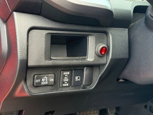 Used 2018 Toyota Tacoma TRD Off-Road AWD/4WD image 15