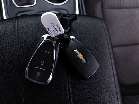 Used 2023 Chevrolet Traverse LT w/ LPO, Cargo Package FWD image 27