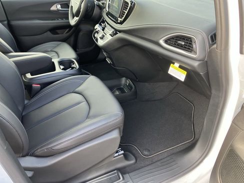 New 2026 Chrysler Pacifica Select FWD image 33