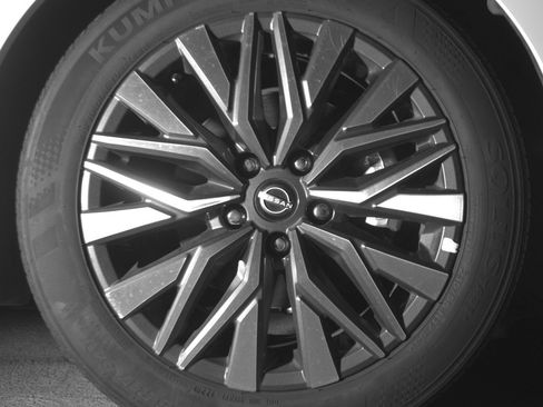 Used 2025 Nissan Altima 2.5 SV FWD image 13