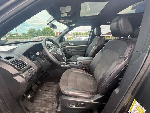 Used 2018 Ford Explorer XLT w/ Equipment Group 202A AWD/4WD image 12