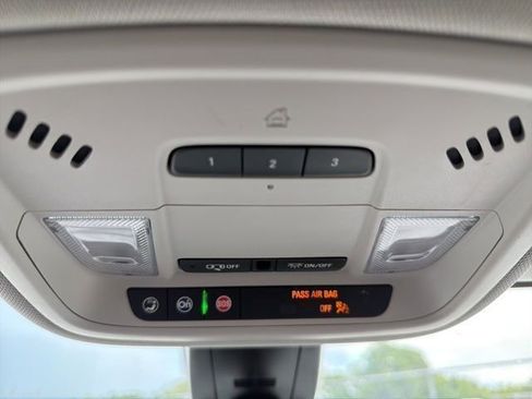 Used 2021 Chevrolet Traverse LT w/ LT Premium Package FWD image 18