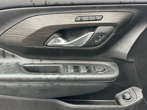 Used 2024 GMC Terrain SLT image 11