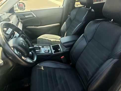 Used 2024 Mitsubishi Outlander SE image 12