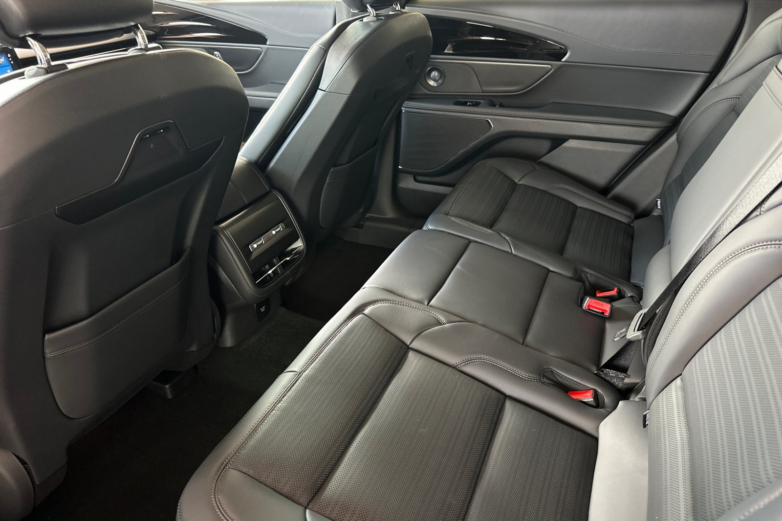 New 2026 Lincoln Nautilus Reserve w/ Jet Appearance Package AWD/4WD image 11