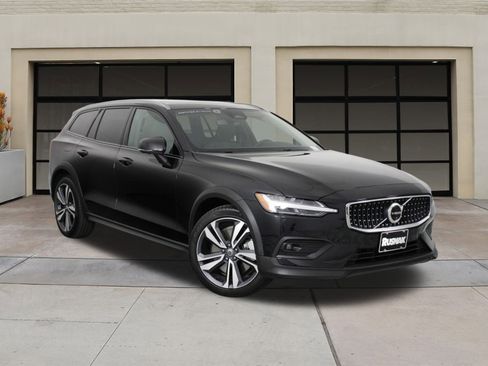 Certified 2025 Volvo V60 B5 Cross Country Plus image 34