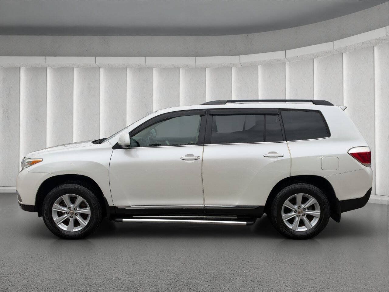 Used 2011 Toyota Highlander SE w/ Tow Pkg AWD/4WD image 2