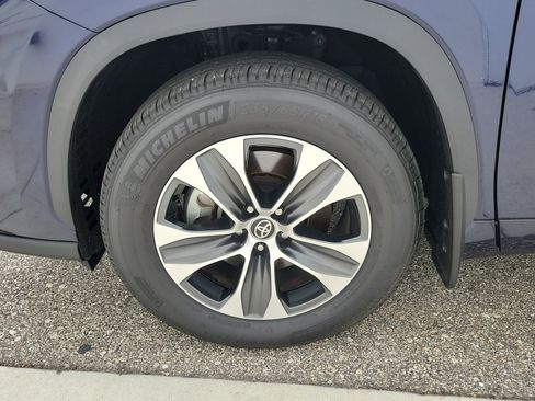 Used 2026 Toyota Highlander XLE image 8