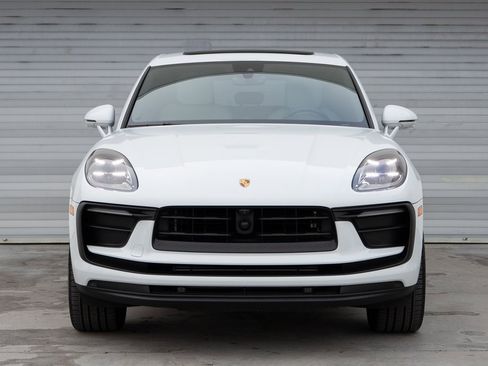 Certified 2024 Porsche Macan image 11