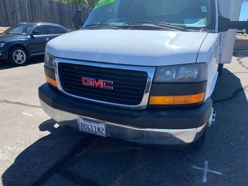 Used 2017 GMC Savana 3500 Extended RWD image 3