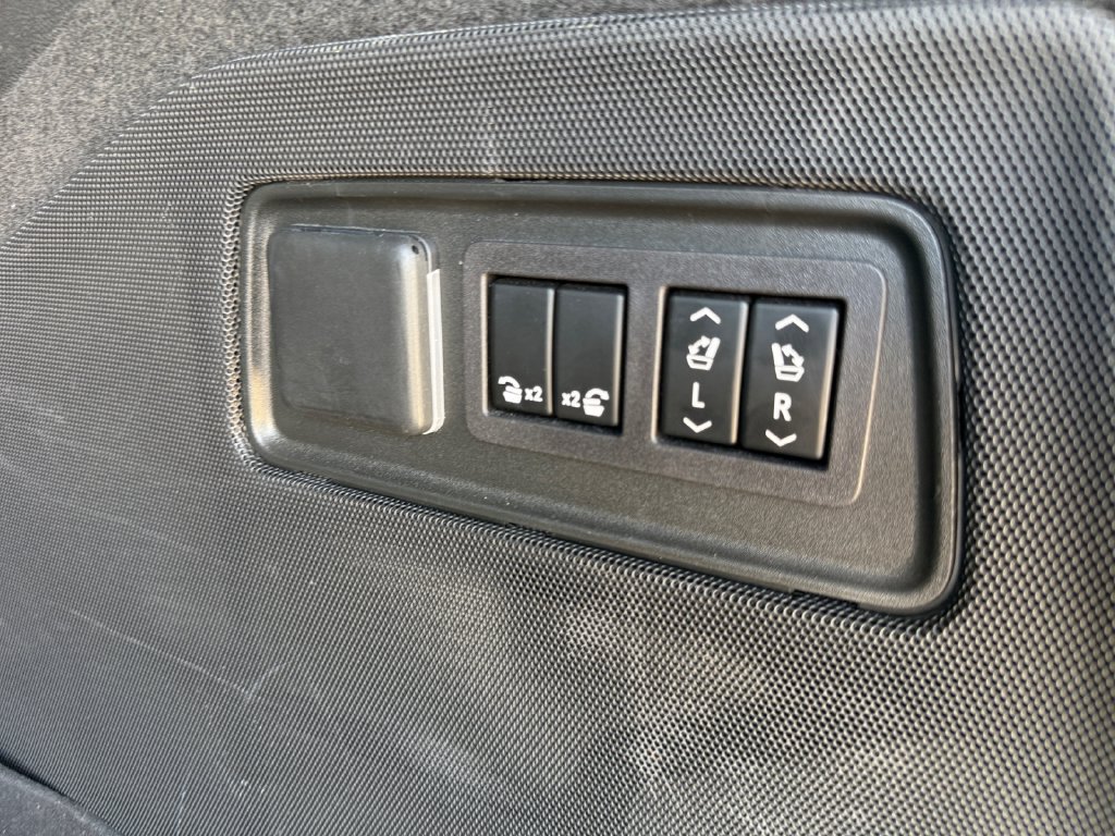 Used 2024 Cadillac Escalade ESV Premium Luxury AWD/4WD image 47