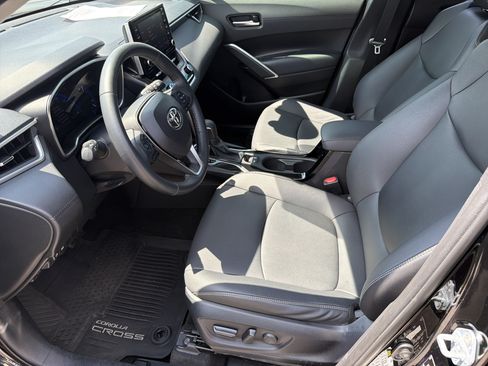 Used 2022 Toyota Corolla Cross XLE w/ Convenience Package FWD image 10