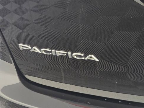 Used 2024 Chrysler Pacifica Touring-L image 14