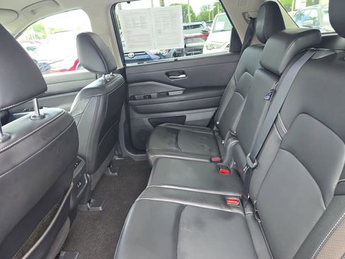 Used 2024 Nissan Pathfinder SL image 15