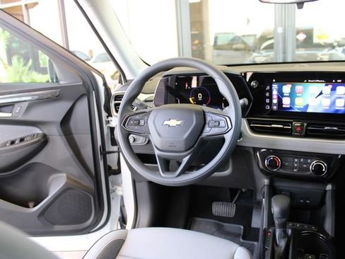Used 2025 Chevrolet TrailBlazer LT w/ LPO, Blackout Package FWD image 11