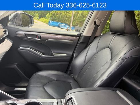 Used 2021 Toyota Highlander Limited FWD image 26