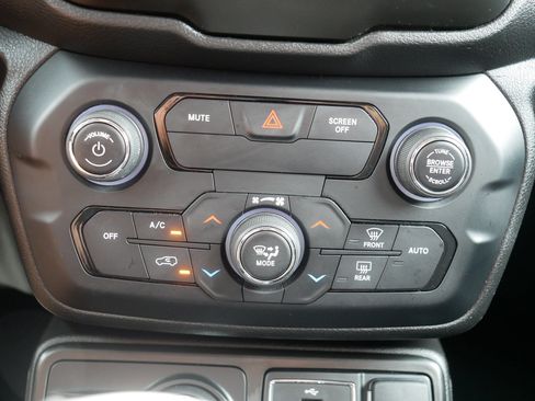 Used 2020 Jeep Renegade Altitude AWD/4WD image 23
