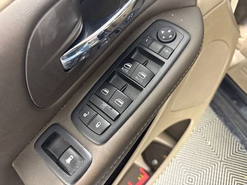 Used 2014 Chrysler Town & Country Touring FWD image 25