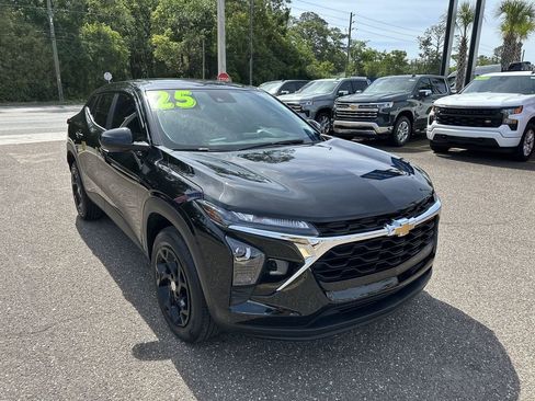 Used 2025 Chevrolet Trax LS w/ LS Convenience Package FWD image 10