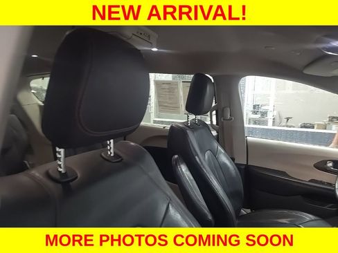 Used 2018 Chrysler Pacifica Touring-L FWD image 5