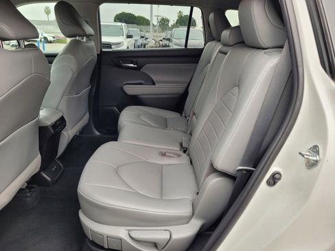 Used 2021 Toyota Highlander XLE image 13