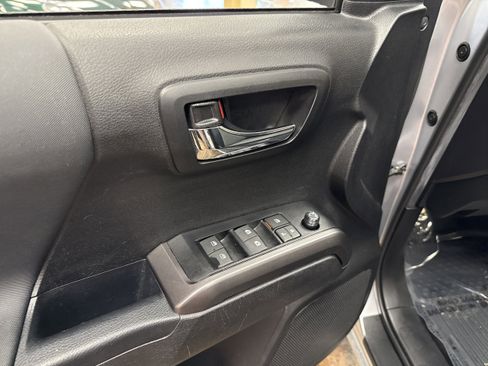 Used 2022 Toyota Tacoma TRD Off-Road image 25