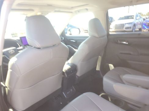 Used 2023 Toyota Highlander Bronze Edition image 11