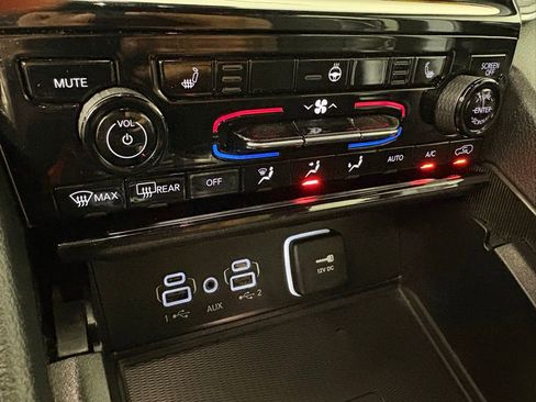 Used 2023 Jeep Grand Cherokee L Laredo image 32