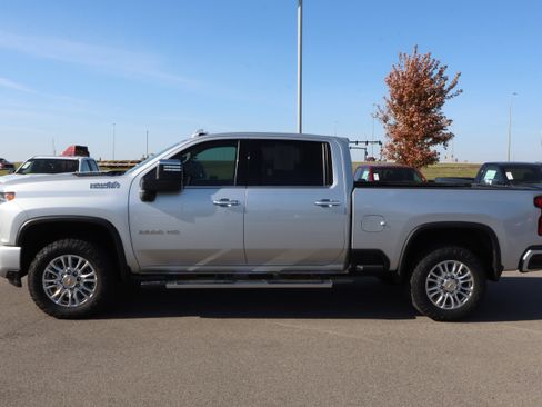 Used 2022 Chevrolet Silverado 2500 High Country w/ Safety Package II image 4