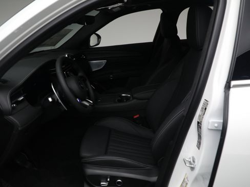 New 2025 Maserati Grecale GT image 13