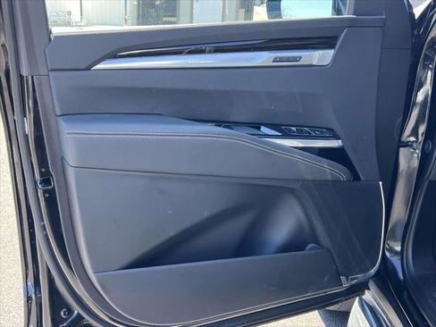 Used 2025 Cadillac Escalade ESV Premium Luxury image 18