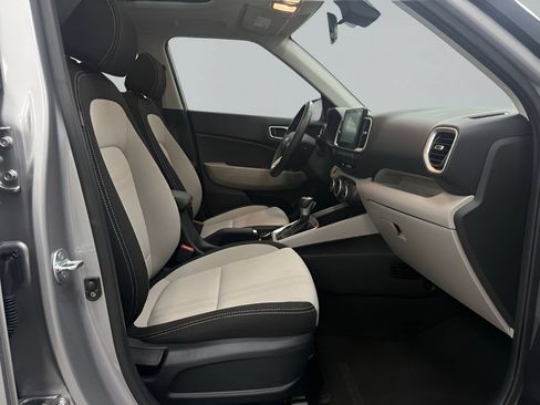 Used 2025 Hyundai Venue SEL FWD image 9
