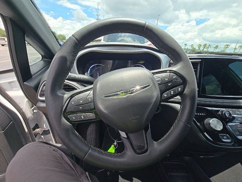 Used 2022 Chrysler Pacifica Touring-L w/ Uconnect Theater Family Group FWD image 8