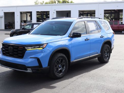 Used 2025 Honda Pilot TrailSport image 5