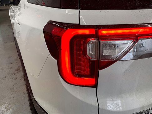 Used 2023 GMC Acadia SLT image 32