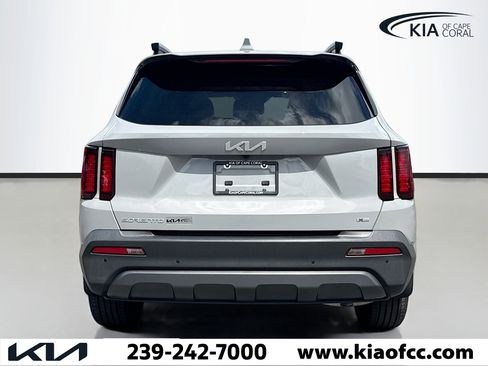 Used 2023 Kia Sorento S image 4