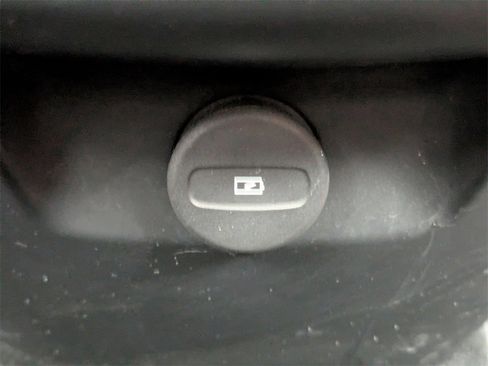 Certified 2022 Volvo XC90 T6 Momentum image 19