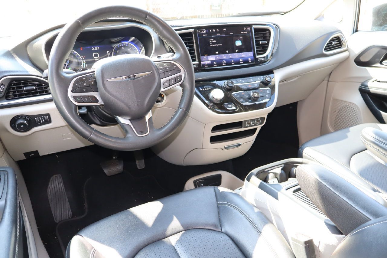 Used 2024 Chrysler Pacifica Touring-L FWD image 4