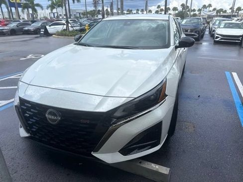 Used 2024 Nissan Altima 2.5 SR FWD image 2