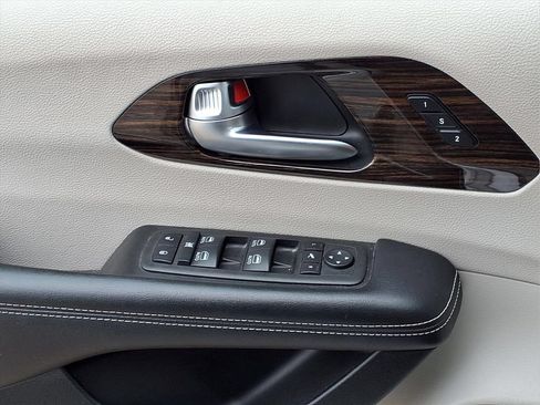 Used 2023 Chrysler Pacifica Limited FWD image 18