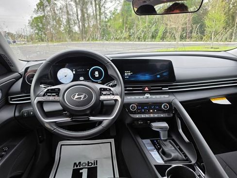 Used 2025 Hyundai Elantra SEL image 6