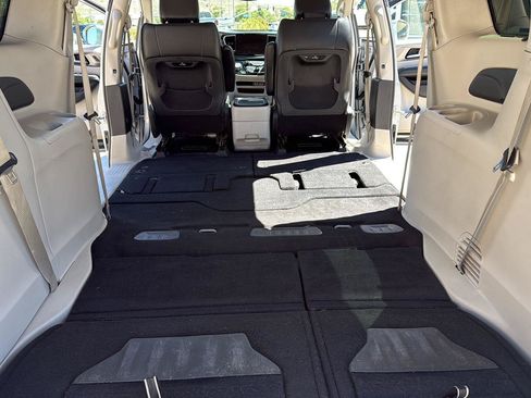 Used 2021 Chrysler Pacifica Touring-L FWD image 18