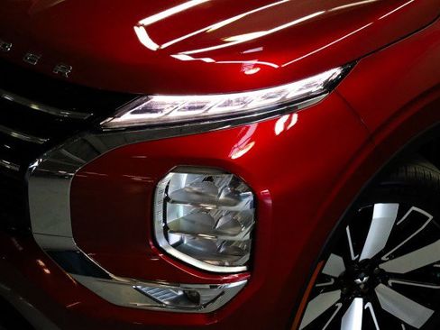 New 2025 Mitsubishi Outlander SE image 2