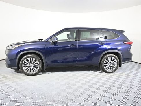 Used 2022 Toyota Highlander Platinum image 2
