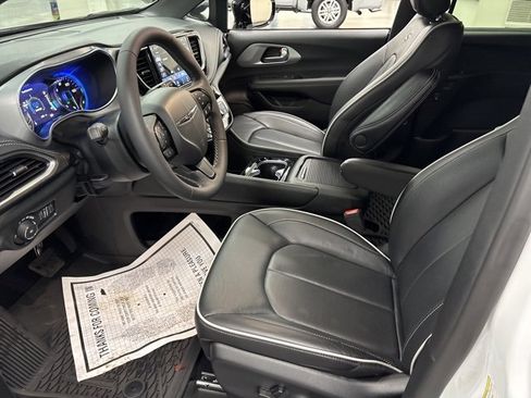 Used 2025 Chrysler Pacifica Limited image 17