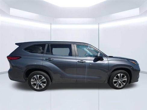 Used 2023 Toyota Highlander XLE FWD image 6