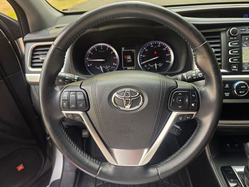 Used 2017 Toyota Highlander Limited AWD/4WD image 32