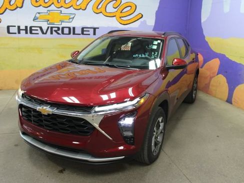 Used 2024 Chevrolet Trax LT w/ Driver Confidence Package FWD image 4