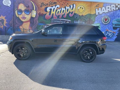 Certified 2019 Jeep Grand Cherokee Laredo image 2