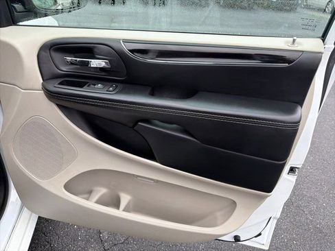 Used 2019 Dodge Grand Caravan SXT image 21